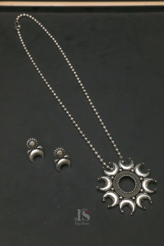 Chandra Pendant Set